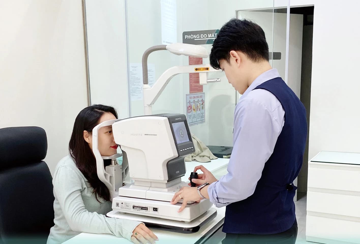 Chuyên viên Anna đo khúc xạ cho khách hàng