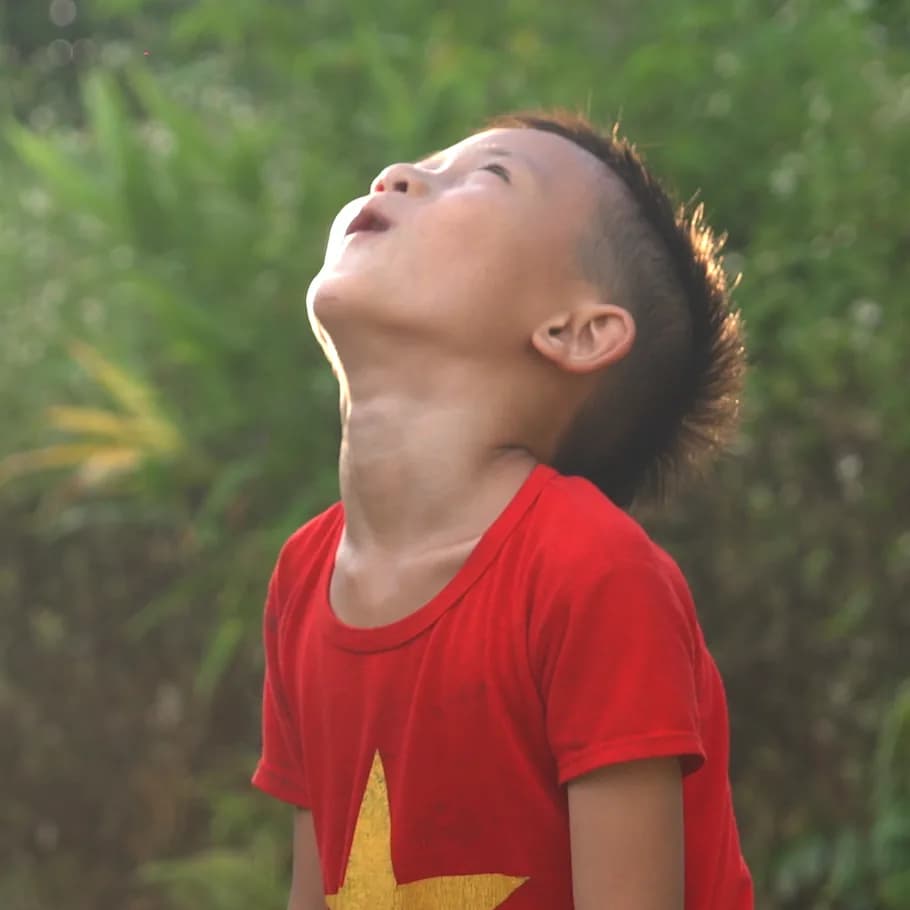 Em nhỏ ngước nhìn bầu trời