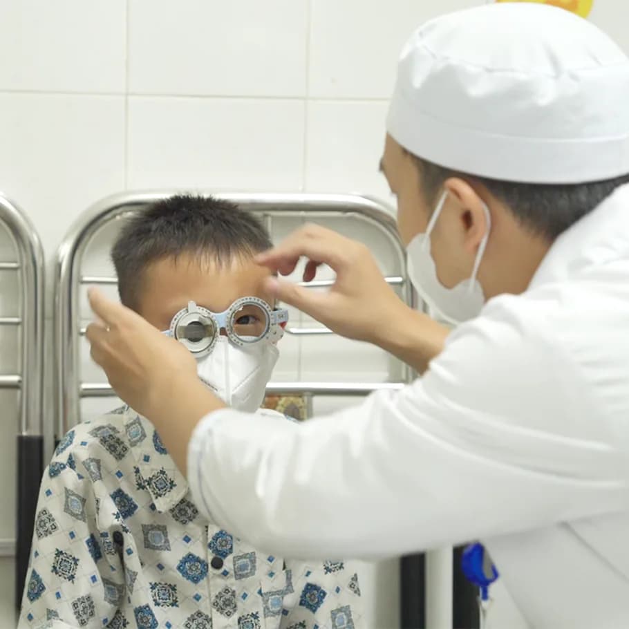 Bác sĩ đo mắt cho em nhỏ