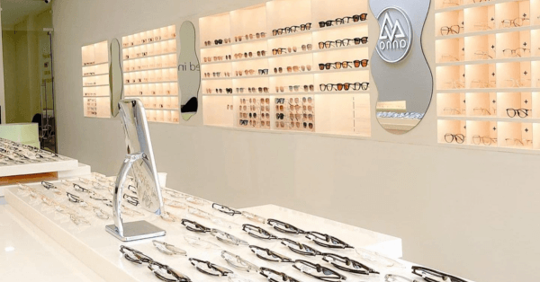 Kính mắt Anna mở cửa mấy giờ?