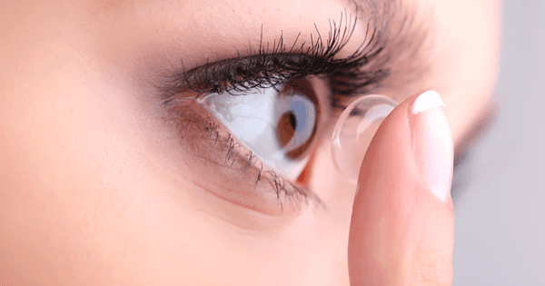 Nên đeo lens sau khi mắt đã hồi phục hoàn toàn