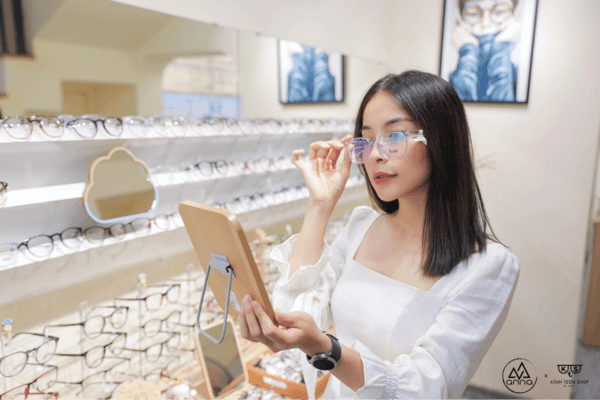 Ưu - nhược điểm của kính cận gọng là gì?