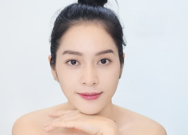 Khuôn mặt kim cương thường có số đo của phần gò má lớn nhất, hẹp dần về phía trán và cằm
