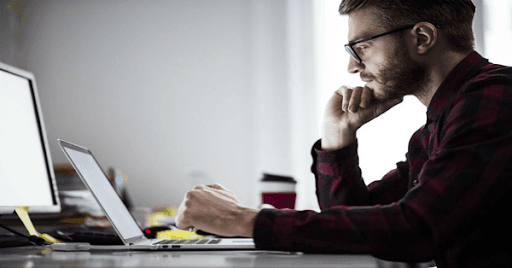 Đeo kính khi dùng máy tính có nhiều ưu điểm