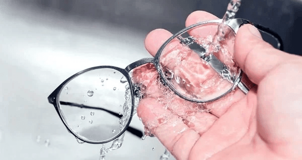 Cách để đeo khẩu trang không bị mờ kính
