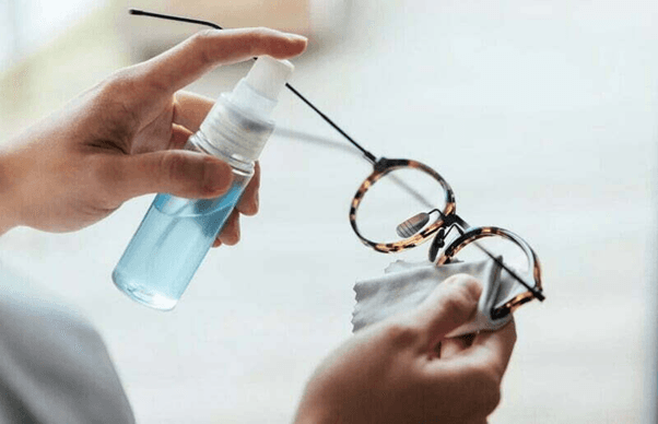 Gọng kính kim loại bị mốc xanh