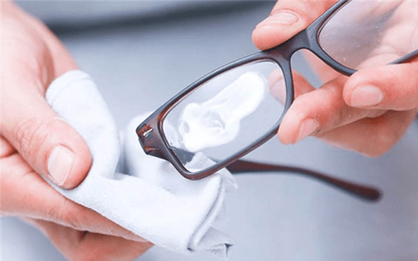 Lau kính nhẹ nhàng để tránh gây xước kính