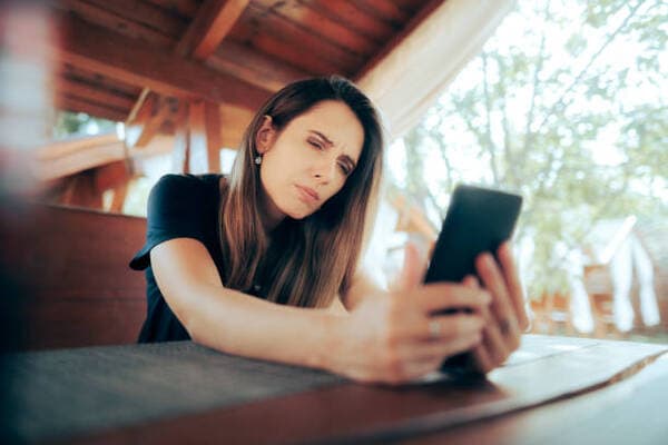 Mắt bị nhòe khi nhìn gần có gây ra nguy hiểm gì không?