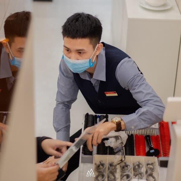 Không cận có nên đeo kính chống ánh sáng xanh?