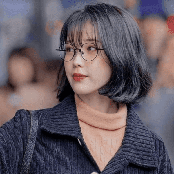 Tóc ngắn ôm trọn gương mặt của bạn giúp trông nhỏ hơn