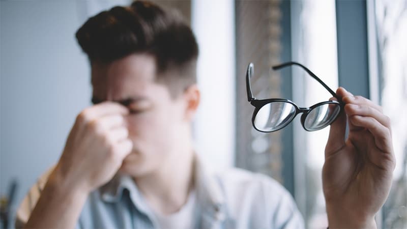 Có nên đeo kính cận thường xuyên không? 4 sai lầm khi đeo kính cận