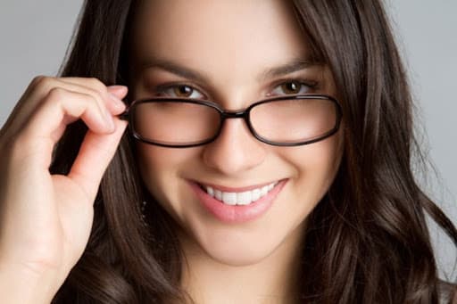 Sau 3 - 4 tuần nâng mũi bạn có thể đeo kính trở lại bình thường
