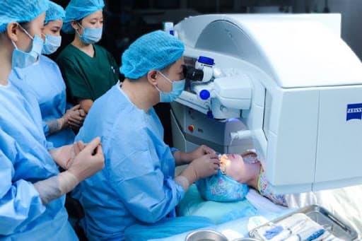 Phẫu thuật mắt bằng phương pháp sử dụng tia laser