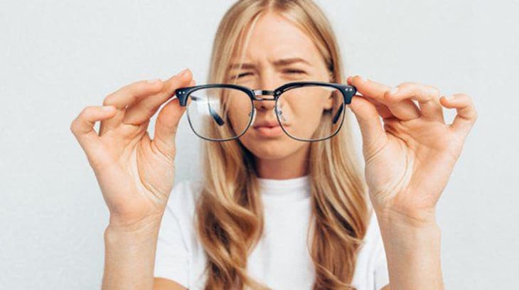 Đeo kính nhiều khiến mắt bị dại