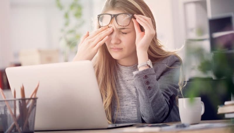 Bạn nên đi khám nếu tình trạng đau mắt, mỏi mắt diễn ra thường xuyên