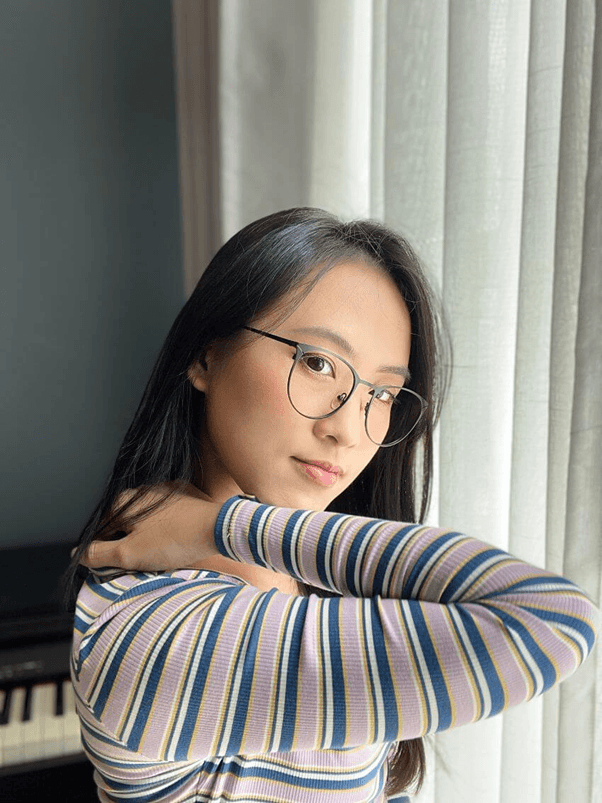 Cách chụp hình với kính cận đẹp