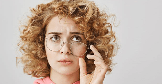 Đeo kính bị trễ, bị lệch so với tầm nhìn khiến mắt bị lồi