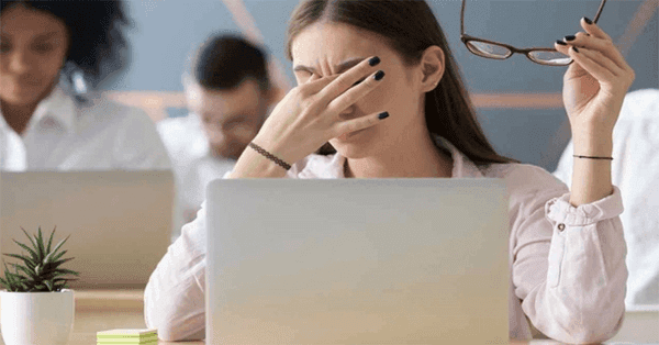 Hạn chế tiếp xúc màn hình điện tử để mắt đỡ mỏi