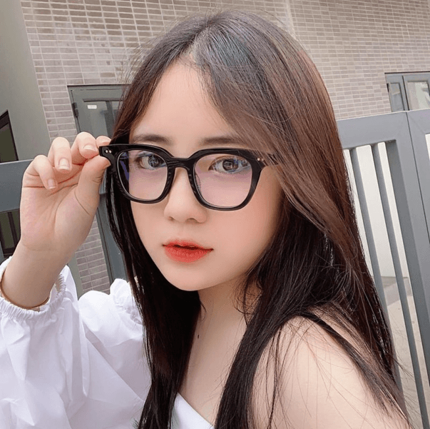 Phối đồ với kính cận hình vuông