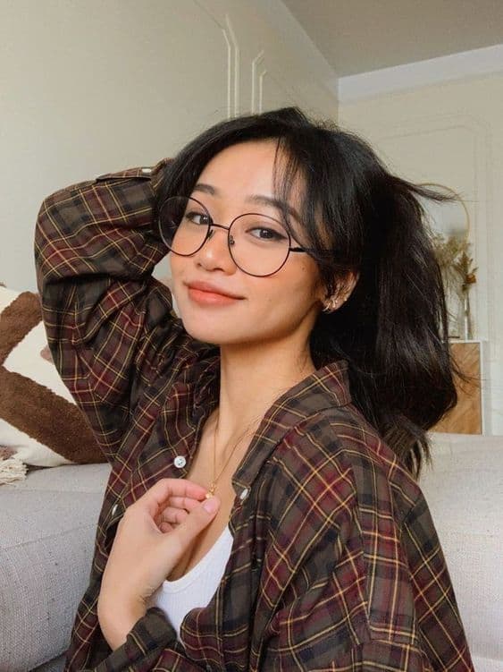 Mặt trái xoan có thể đeo kính gọng tròn gợi sự trẻ trung