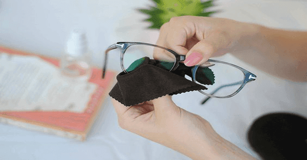 Mắt kính bị xước do đâu? Cách khắc phục mắt kính bị xước