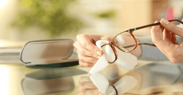 Mắt kính nên được cất vào hộp ngay sau khi không dùng