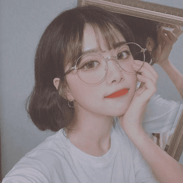 Đeo kính tròn giúp gương mặt trở nên trẻ trung, dễ thương