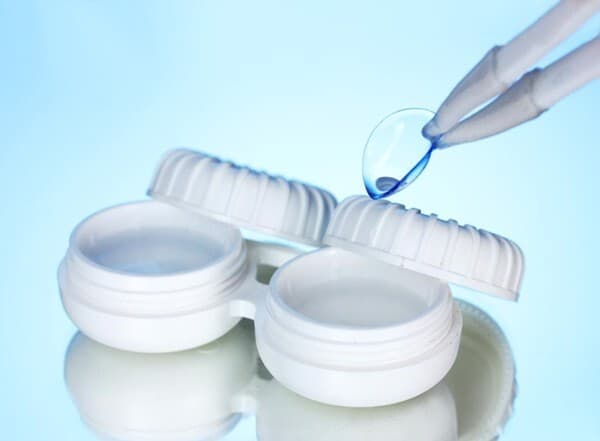 Nên vệ sinh lens sau khi khóc như thế nào?
