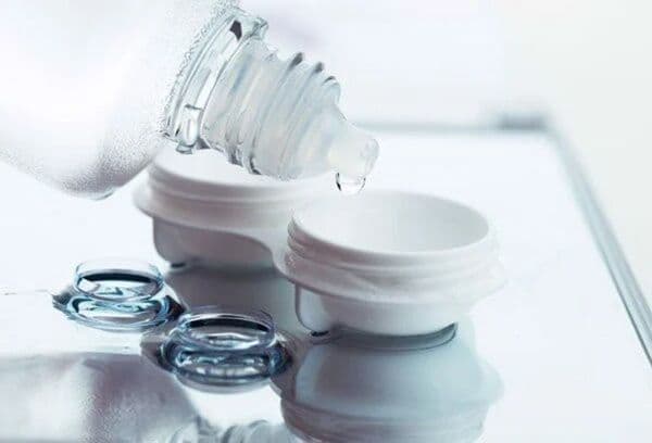 Lens cần được vệ sinh sạch sau mỗi lần đeo
