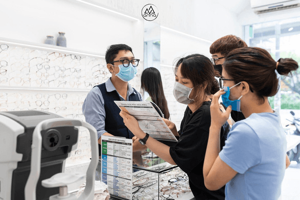 Sau khi đo mắt, nhân viên sẽ tư vấn và hỗ trợ bạn tìm được kiểu gọng kính phù hợp