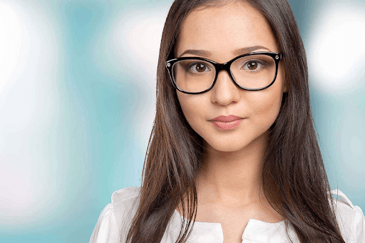 Nhiều người lo lắng đeo kính có làm mũi tẹt không