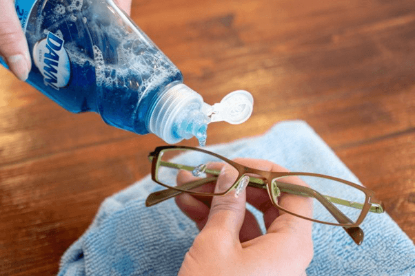 Sử dụng nước rửa chén là một cách chống hơi nước trên kính
