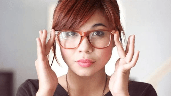 Gọng kính bị lệch thì phải làm sao