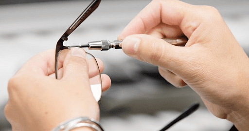 Điều chỉnh gọng kính bằng nhựa
