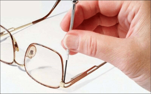 Điều chỉnh gọng kính bằng kim loại