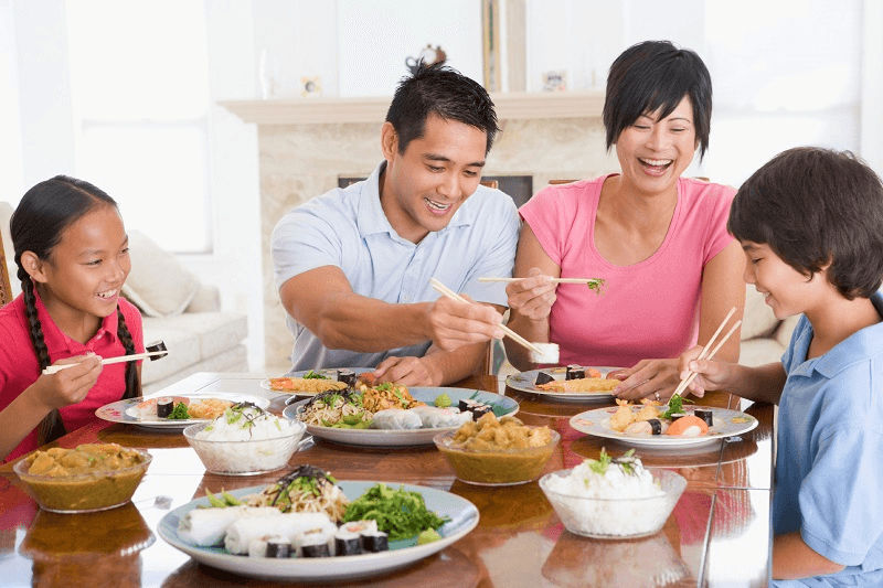 Tự chuẩn bị một bữa tiệc ấm áp cho sinh nhật của nam giới