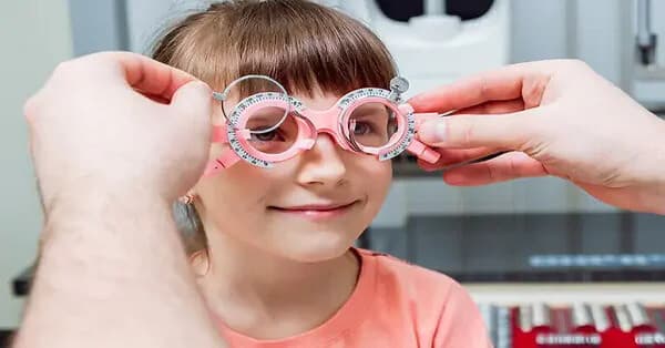 Trẻ bị cận thị có nên đeo kính thường xuyên không?