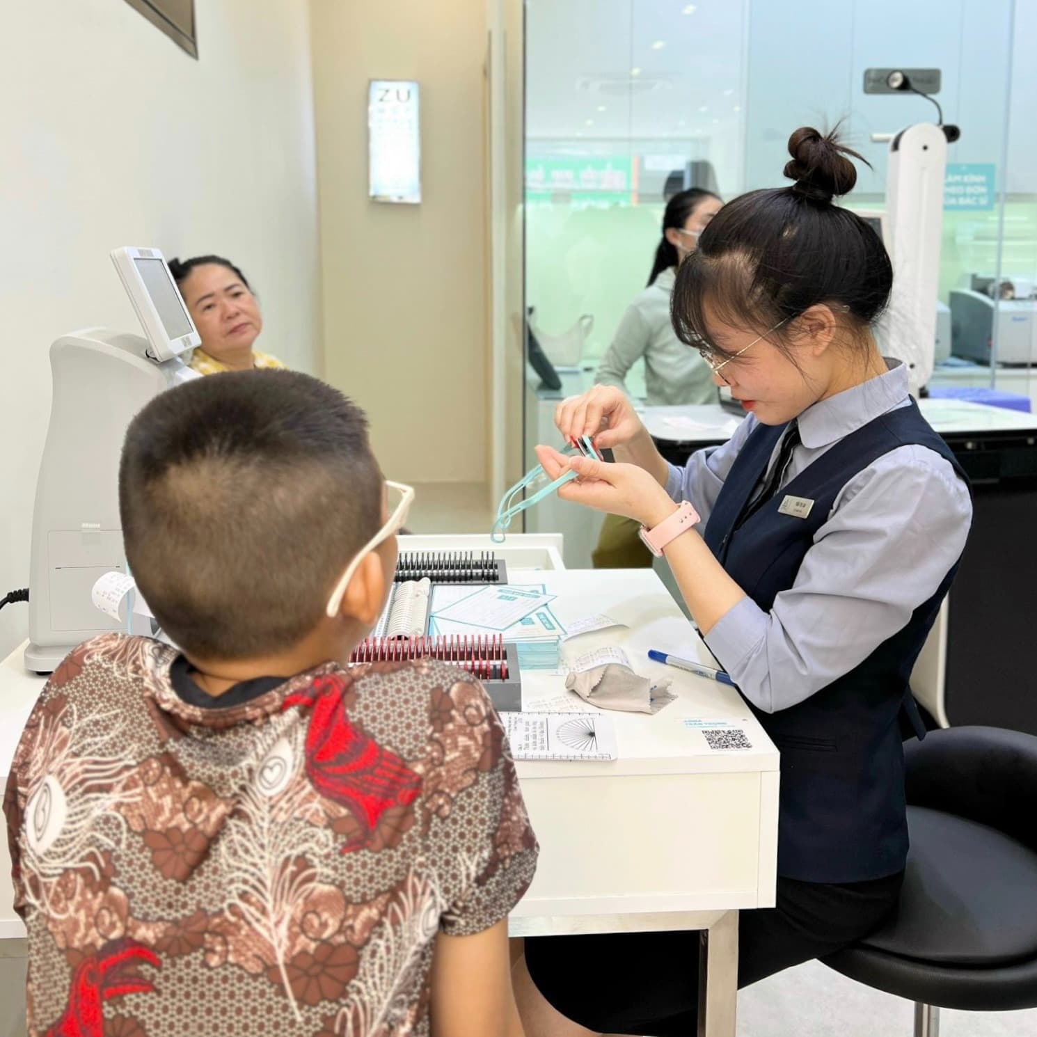 Chăm sóc mắt cho trẻ bằng cách thăm khám định kỳ