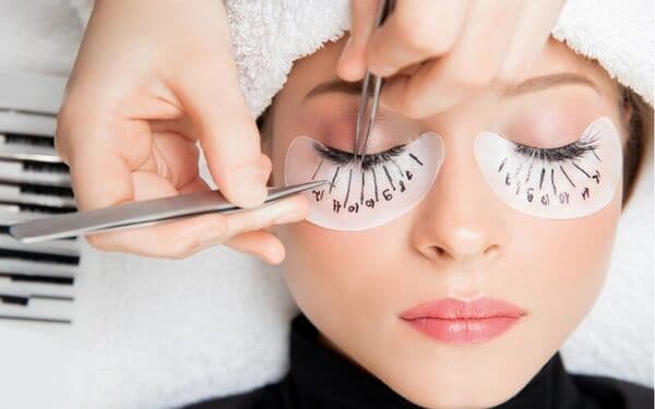 Đeo kính có nối mi được không?