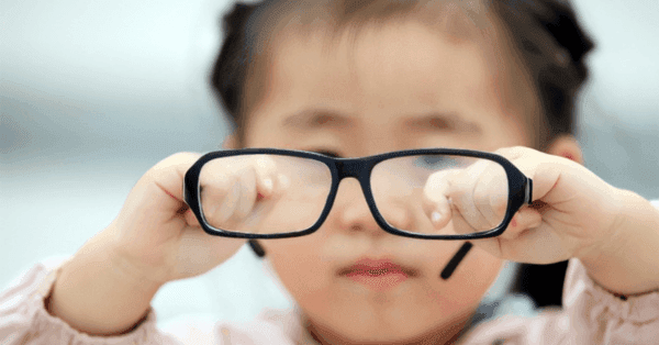Đeo kính nên được chỉ định bởi bác sĩ chuyên môn