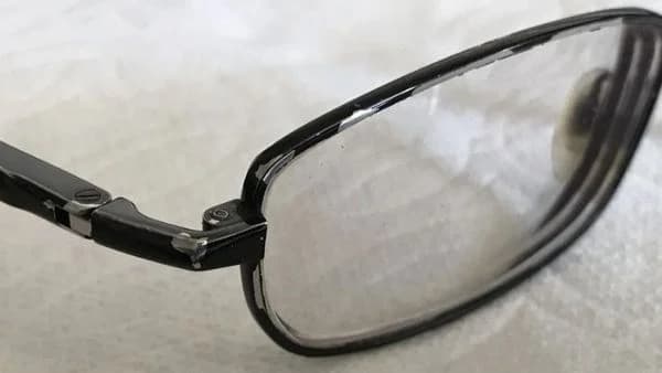 Cách khắc phục gọng kính cận bị tróc sơn hữu hiệu NHẤT